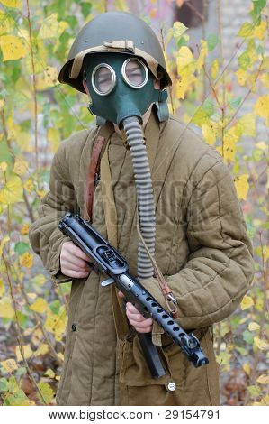 Die Machine Gunner in einer Gasmaske