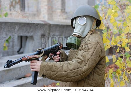 Die Machine Gunner in einer Gasmaske, bereit zu schießen
