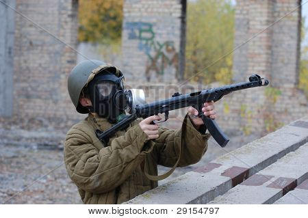 Die Machine Gunner in einer Gasmaske, bereit zu schießen