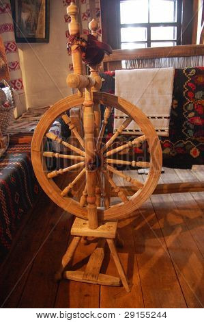 Ucraina contadina storica dimora interiore con vari articoli casa.  (Museo)