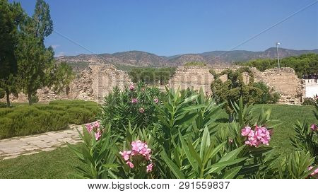 Ruins And Ruins Of The Ancient City, Hierapolis Near Pamukkale, Turkey.