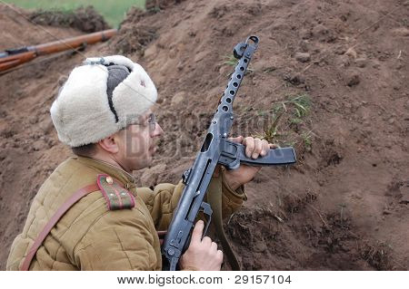 KIOVA, Ukraina - joulu 6: Jäsen historia club jalassaan historiallinen Neuvostoliiton univormut aikana WWII reena