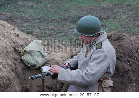 KIOVA, Ukraina - joulu 6: Jäsen historia club jalassaan historiallinen Neuvostoliiton univormut aikana WWII reena