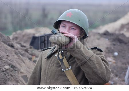 KIOVA, Ukraina - joulu 6: Jäsen historia club jalassaan historiallinen Neuvostoliiton univormut aikana WWII reena