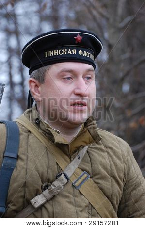 KIOVA, Ukraina - joulu 6: Jäsen historia club jalassaan historiallinen Neuvostoliiton univormut aikana WWII reena