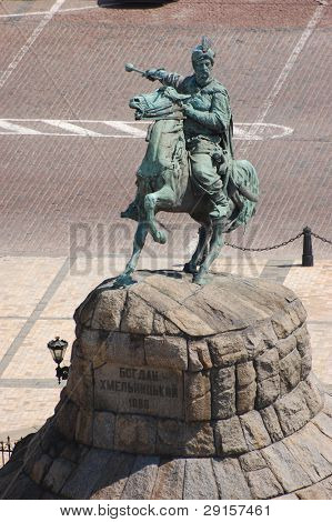 Monument av B. Chmelnitskij i Kiev