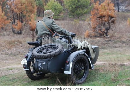 KIEV, Ucraina - 6 DEC: Membro di un club storia indossa uniformi tedesche storiche durante un reena WWII