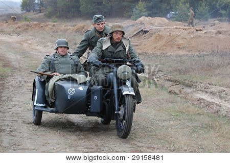 KIEV, Ucraina - 6 DEC: Membri di un club storia indossano uniformi tedesche storiche durante un reena WWII