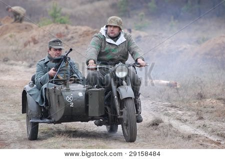 KIEV, Ucraina - 6 DEC: Membri di un club storia indossano uniformi tedesche storiche durante un reena WWII