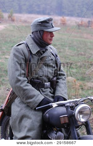 KIEV, Ucraina - 6 DEC: Membro di una storia club wear storiche uniformi tedesche durante un reenac WWII