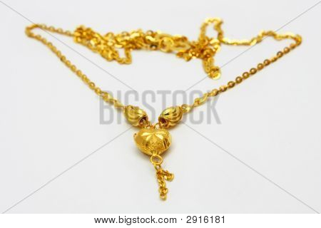 金色のネックレス