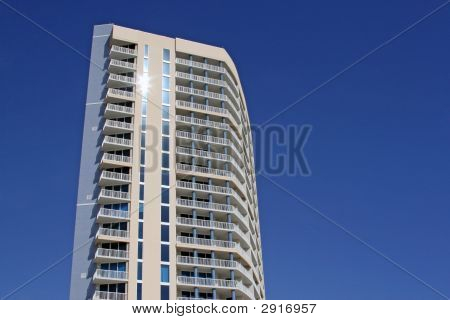 Condominio sobre un cielo azul