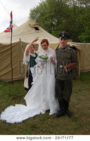 KIEV, UKRAINE - 8 mai : Un membres du Red Star histoire club porte un uniforme allemand historique & costume  