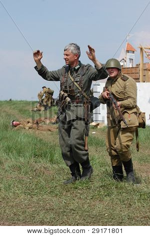 KIEV, Ukrayna - 10 Mayıs: Red Star geçmiş club üyeleri tarihi Alman & Sovyetler üniforma dur giyim