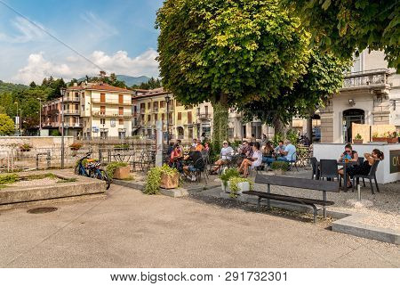 Luino, Varese, Italy - September 10, 2018: People Resting At The Outdoor Bar In The Center Of Small 