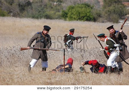 CRIMEA, UKRAINE - SEPTEMBER 26: Medlemmer af militære historie club ALMA bære Russsian & franske histo