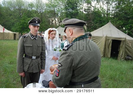 KIEV, UKRAINE - 8 mai : Un membres du Red Star histoire club usure uniforme historique allemand & du costume
