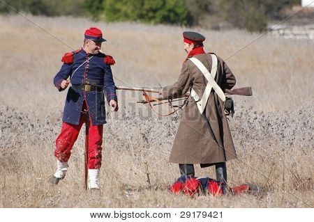 CRIMEA, UKRAINE - SEPTEMBER 26: Medlemmer af militære historie club ALMA bære Russsian & franske histo