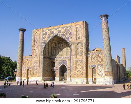 Samarkand, Uzbekistan - Aug 10 2018: People On Ulugh Beg Madrasa At Registan In Samarkand, Uzbekista