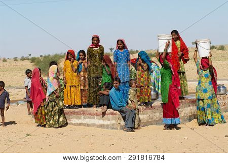 Jamba, India - April 02, 2007: Group Of Young Women And Kids Wearing Traditional Dresses Collect Wat
