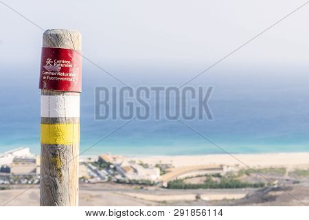 Post On The Fuerteventura Mountains Informing Hikers About The Trail.