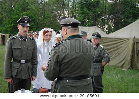 KIEV, UKRAINE - 8 mai : membres du club de l'histoire de Red Star portent des uniformes allemands historiques & costumes 