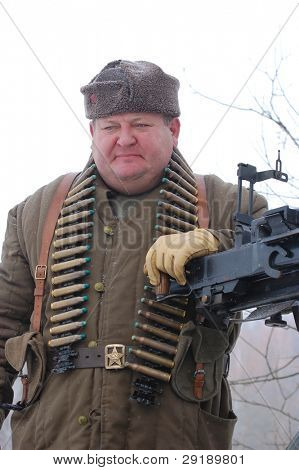 KIEV, Ukrayna - 20 Şubat: Askeri Tarih Kulübü RedStar üyesi geçmiş Sovyet üniforma du giyer