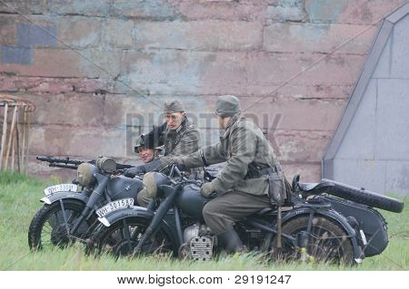 KIEV, Ucraina - 6 maggio: Membri del Red Star storia club wear storico uniforme tedesca durante histo
