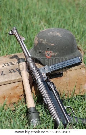 KIEV, UKRAINE - maj 8: Red Star militærhistorie club. Tyske ammunition og våben replika under Hej