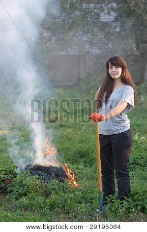 십 대 소녀 마른 잔디 정원에서 밖으로 굽기.우크라이나