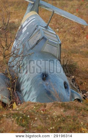 KIOVA, Ukraina -marraskuu 6: Saksan sotilaslentokone Bf-109 (replikan) aikana historiallinen reenactment 194