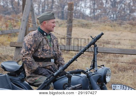 KIEV, Ucraina -NOV 6: non identificato membro del Red Star storia club indossa storico d uniforme tedesca