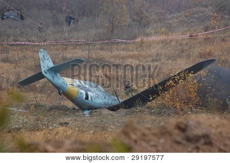 KIOVA, Ukraina -marraskuu 6: Saksan sotilaslentokone Bf-109 (replikan) aikana historiallinen reenactment 194