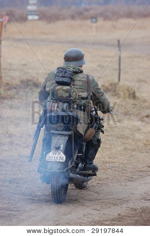 KIEV, Ucraina -NOV 6: non identificato membro del Red Star storia club indossa storico d uniforme tedesca