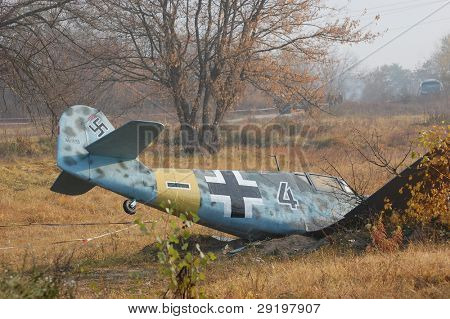 KIOVA, Ukraina -marraskuu 6: Saksan sotilaslentokone Bf-109 (replikan) aikana historiallinen reenactment 194