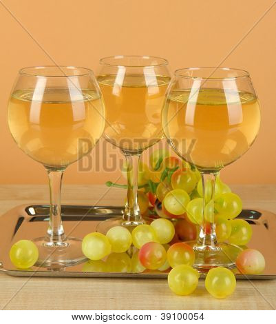 Vino in vetro su Spinelli su sfondo beige bianco