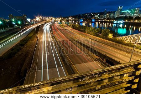 Racha de faros de tráfico por la autopista I-5 por la Costanera de Portland al atardecer