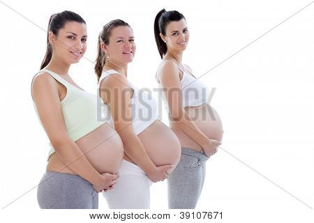 สตรีตั้งครรภ์ในไตรมาสสามยิ้ม และมองที่กล้อง