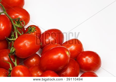 tomates de cereja sobre um fundo branco com espaço para texto