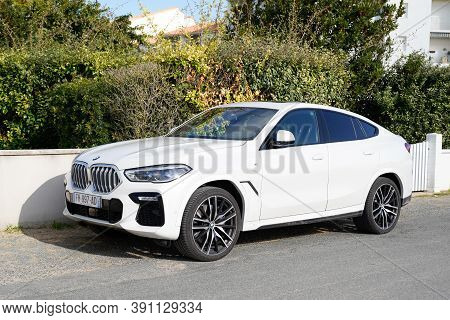 Bordeaux , Aquitaine / France - 10 10 2020 : Bmw X6 Car Suv Parked In City Street