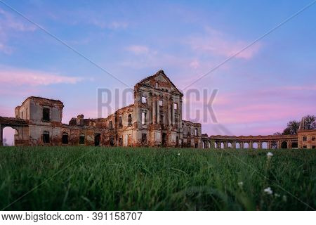 Ruzhany Palace, Ruins Of Medieval Ruzhany Palace Of Sapieha Complex. Landmark Of Belarus With Elemen