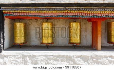 buddhistische GebetsmÃ¼hlen in einem Tempel