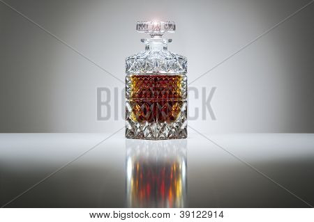 Jarra de cristal com uísque ou conhaque