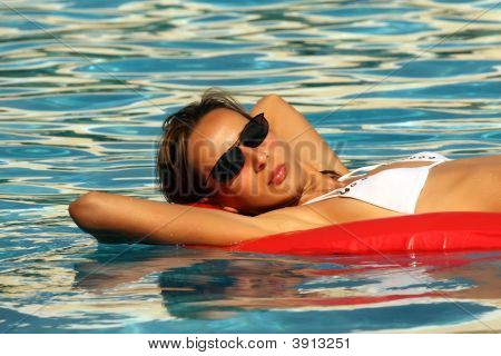 Donna nuoto su un materasso di aria