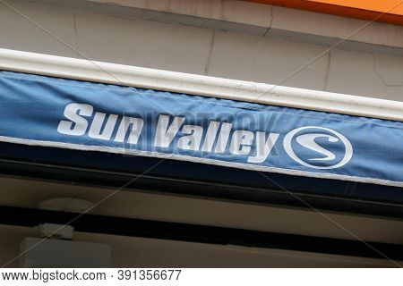 Bordeaux , Aquitaine / France - 10 20 2020 : Sun Valley Logo And Text Sign Of French Store Skiing Sk