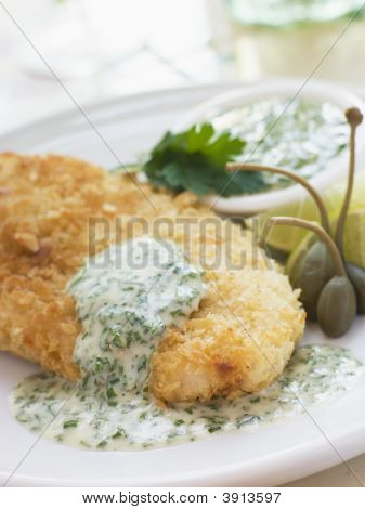 panierten Hühnerbrust mit grünen Joghurt-dressing