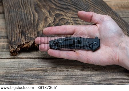 The Reverse Side Of The Knife With A Clip And A Side Lock. Small Knife In The Palm.