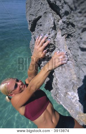 Vrouw rots klimmen Over Ocean