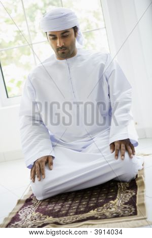Uomo medio Oriente pronto per la preghiera