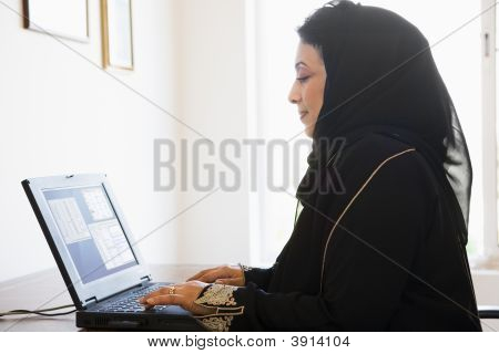 노트북을 사용 하 여 본사에서 중동 여자 토